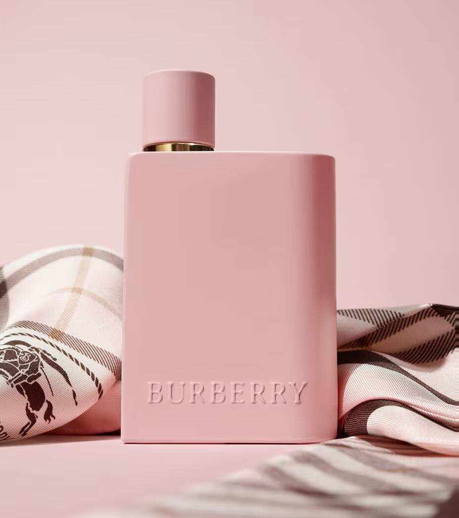 Burberry Her Parfum, on-skin / lifestyle