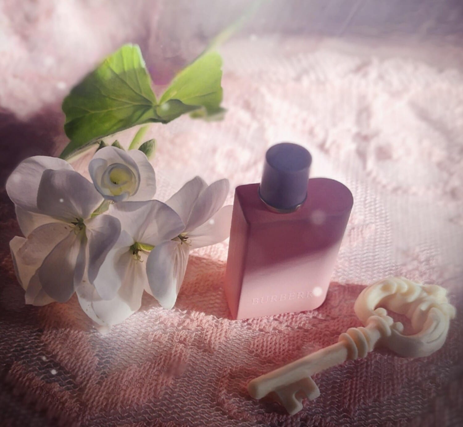 Burberry Her Parfum, bottle, angle