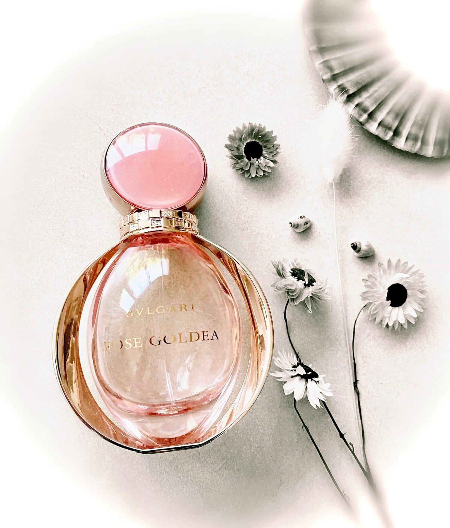 Rose Goldea, bottle, angle