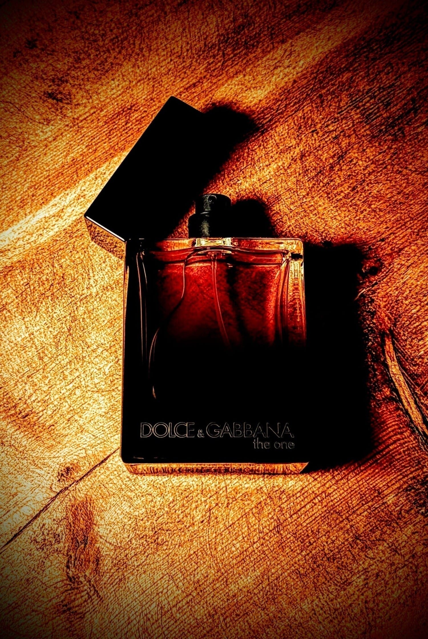 The One for Men Eau de Parfum, bottle, angle
