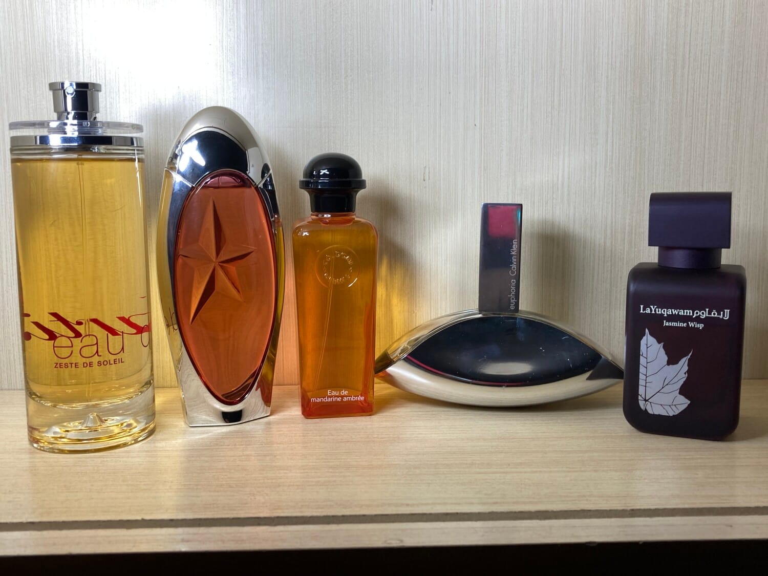 La Yuqawam Jasmine Wisp, on-skin / lifestyle